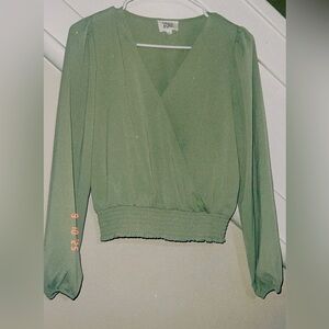 Olive & Oak  blusa muy elegante para cualquier ocasión 💚